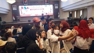 WakilWali-Kota-Depok-Imam-Budi-Hartono-berfoto-bersama-para-pelajar.jpg