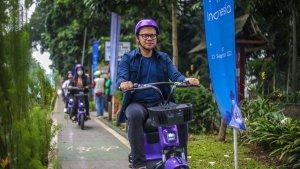 Wali-Kota-Bogor-Bima-Arya-berkeliling-Kota-Bogor-dengan-mengendarai-sepeda-listrik.jpg