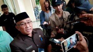 Wali-Kota-Depok-Mohammad-Idris-peci-hitam-saat-ditemuidi-Gedung-DPRD-Depok.jpg