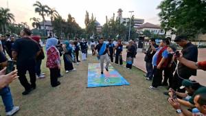 Wali-Kota-Depok-Supian-Suri-menjajal-permintaan-tradisional-engklek.jpg