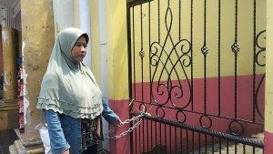 Wali-murid-Heni-melihat-gerbang-SDN-Utan-Jaya-Kota-Depok-yang-digembok.jpg