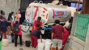 Warga-Kelurahan-Cipayung-Kecamatan-Cipayung-antre-menadah-air.jpg