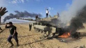 Warga-Palestina-bersukaria-atas-penaklukan-tank-milik-tentara-Israel.jpg