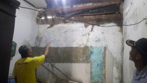 Warga-memperlihatkan-kerusakan-rumah-di-Desa-Kutalanggeng.jpg
