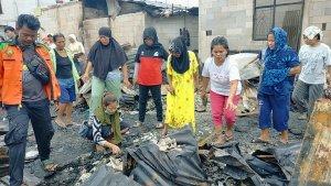 Warga-mengais-ngais-di-renruntungan-puing-mencari-barang-mereka-yang-masih-tersisa.jpg