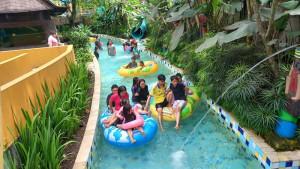 Wisatawan-bermain-air-di-The-Jungle-Adventure-Park.jpg