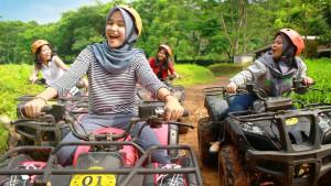 Wisatawan-menikmati-wahana-permainan-di-Jungleland-Sentul-Babakan-Madang.jpg