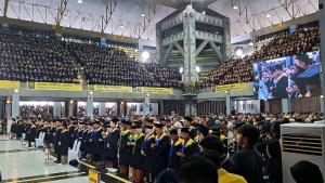 Wisuda-UI-Berbeda.jpg