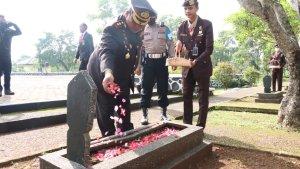 Ziarah-Hari-Pahlawan.jpg