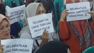 demo-orangtua-siswa-soal-penggelapan-uang-yg-dilakukan-kepsek.jpg