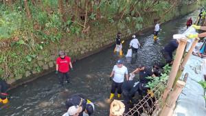membersihkan-aliran-Sungai-Cipinang-di-Kecamatan-Tapos.jpg