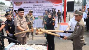 memusnahkan-18-juta-batang-rokok-ilegal-di-Stadion-Pakansari-Cibinong-1.jpg