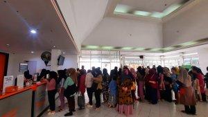 operasi-pasar-pangan-murah-yang-digelar-di-Kantor-Pos-Cibinong.jpg