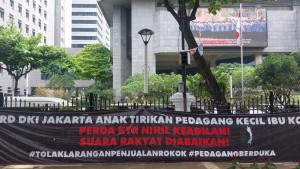 pedagang-membentangkan-spanduk-penolakan-raperda-KTR.jpg
