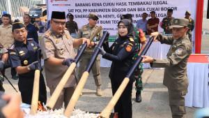 pemusnahan-18-juta-batang-rokok-ilegal-di-Stadion-Pakansari.jpg