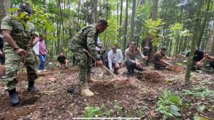 penanaman-pohon-di-Hutan-Organik-yang-berlokasi-di-Desa-Cipayung-Girang.jpg