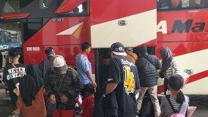 penumpang-yang-hendak-mudik-nataru-di-Terminal-Jatijajar.jpg