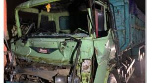 tabrakan-beruntun-5-truk-tronton-pengangkut-bahan-tambang.jpg