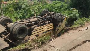 truk-terguling.jpg