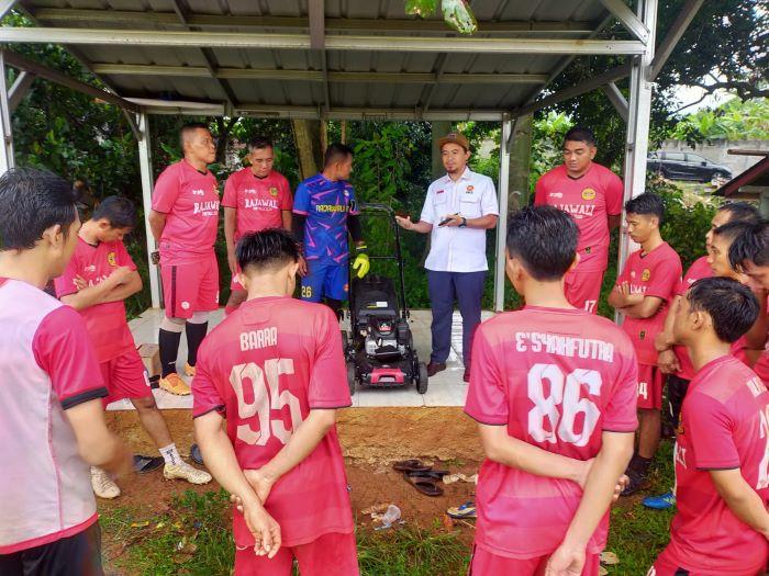 Ade-Firmansyah-Sumbang-Alat-Potong-Rumput.jpg