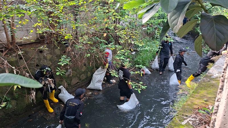 Aksi-bersih-Sungai-Cipinang-segmen-1-di-wilayah-Depok-Jawa-Barat.jpg