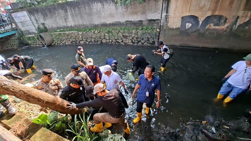 Menteri LH Ancam Tutup Puluhan Pabrik yang Buang Limbah Industri di Sungai Cipinang Depok-Jaktim