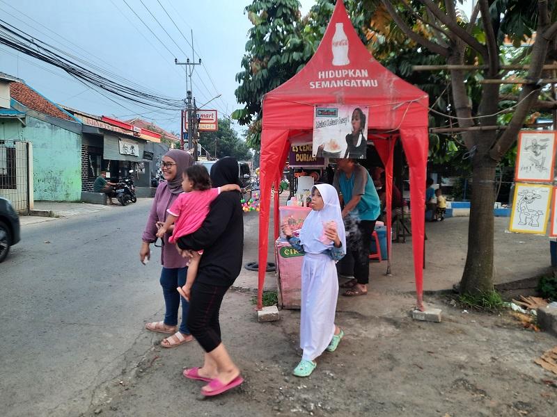 Anak-anak-menikmati-jajanan-Chiki-Ngebul-di-Pasir-Putih-Kota-Depok.jpg