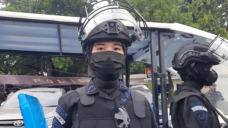 Srikandi Brimob Polda Metro Jaya Diturunkan untuk Amankan Unjuk Rasa