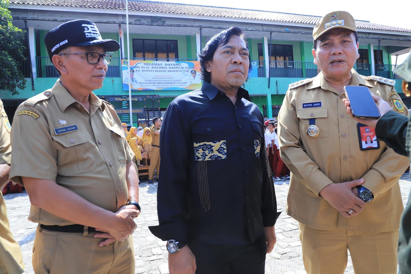 H-1 Jelang Pencoblosan Pilkada 2024, Komeng Cek Kesiapan TPS di Babakan Madang