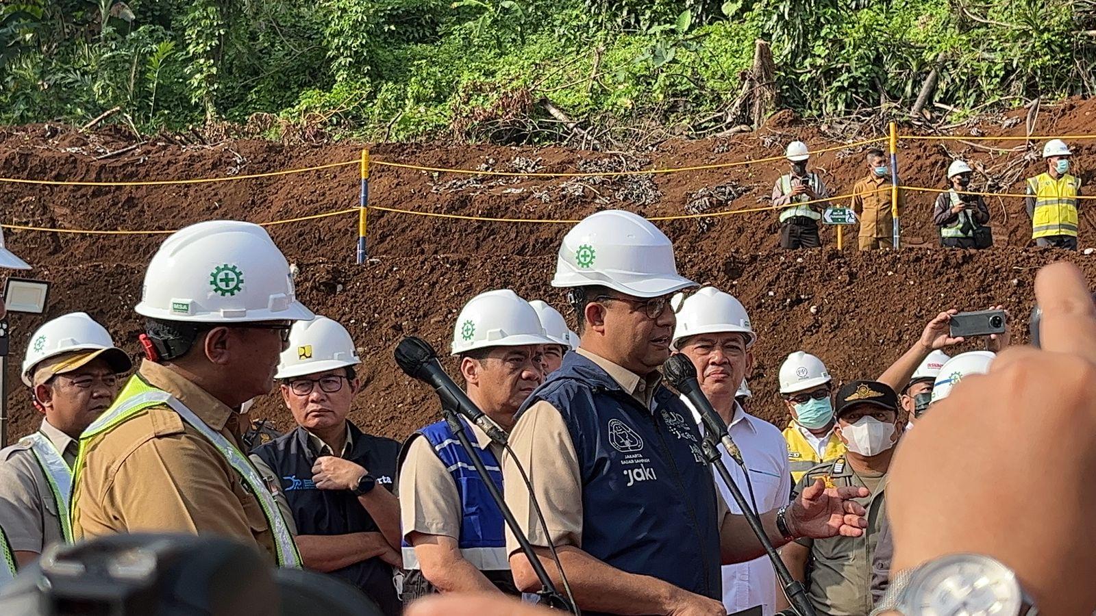 Anies-Baswedan-meninjau-pembangunan-saringan-sampah-di-Kali-Ciliwung.jpg