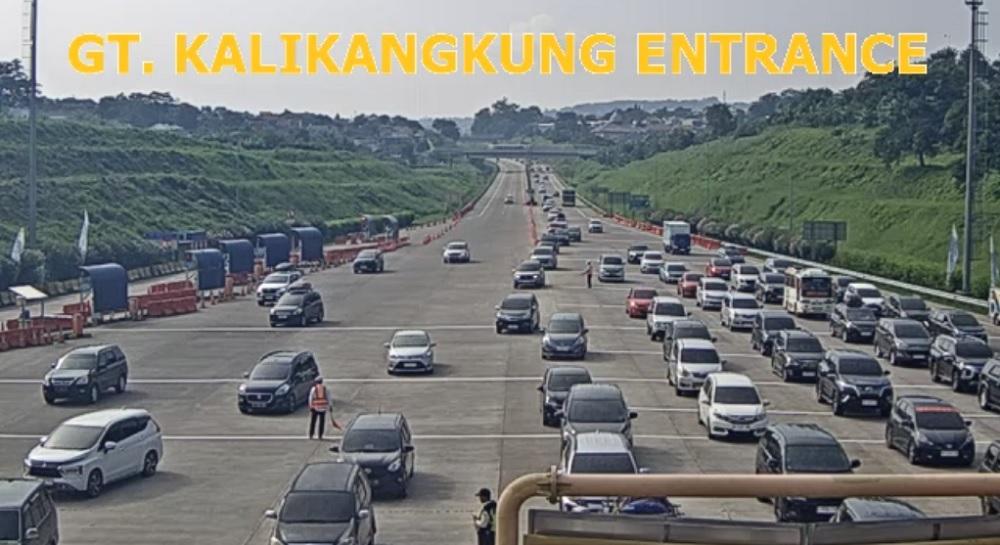 Antrean-kendaraan-tampak-padat-di-pintu-masuk-Tol-Kalikangkung.jpg