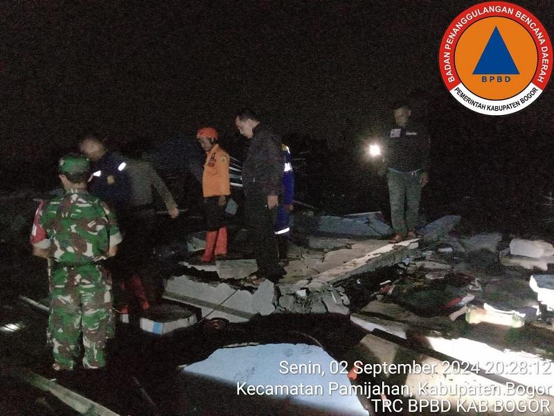 BPBD-Kabupaten-Bogor-melakukan-evakuasi-korban-bencana-alam-angin-kencang-di-Pamijahan.jpg