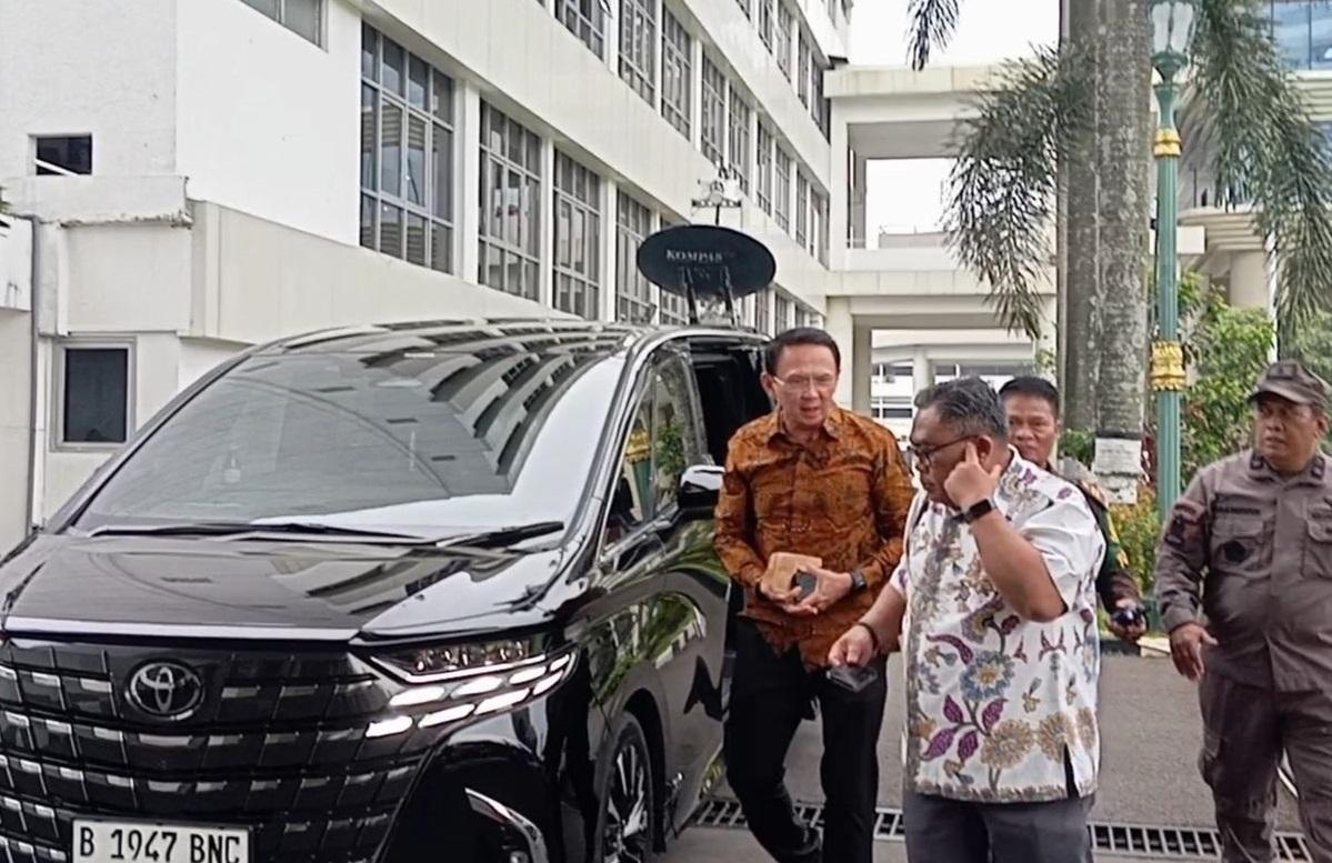 Basuki-Tjahaja-Purnama-alias-Ahok-saat-tiba-di-Kejaksaan-Agung-Jakarta.jpg