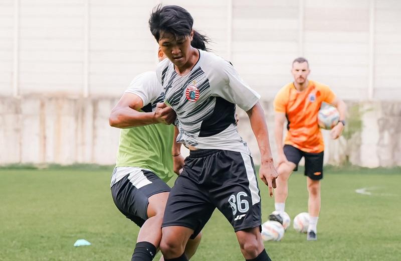Carlos-Pena-sudah-hampir-sepekan-memimpin-latihan-Persija-Jakarta-di-lapangan-latihan-Persija.jpg