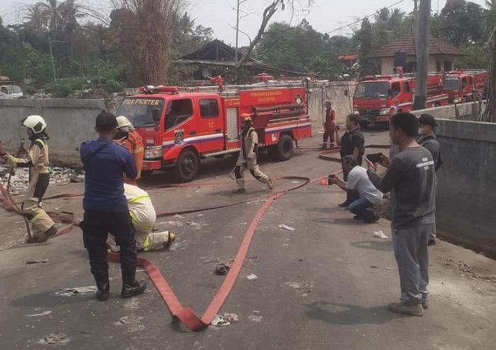 DLHK-bersama-Damkar-Kota-Depok-menggelar-simulasi-penanganan-bencana-kebakaran-di-TPA-Cipayung.jpg