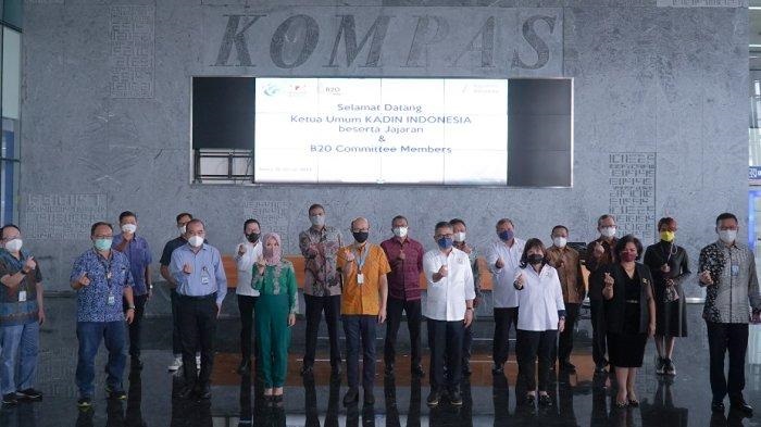 Foto-bersama-Ketua-KADIN-Indonesia-B20-Committee-Members-dan-jajaran-redaksi-KG-Media.jpg