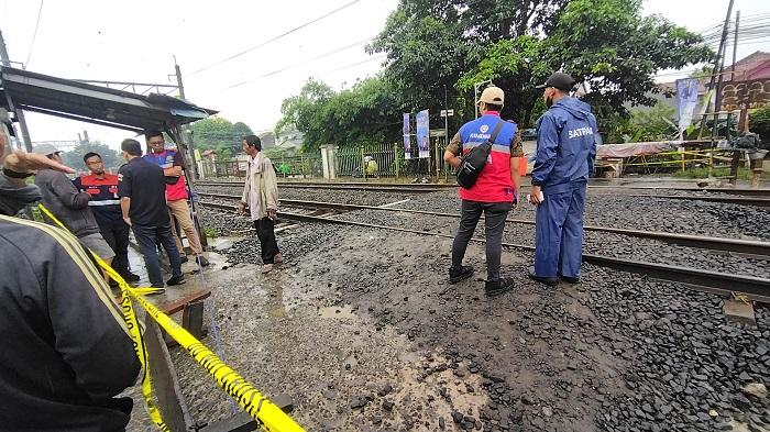 Garis-polisi-melintang-di-lokasi-tabrakan-antara-angkot-dan-kereta-KAI-Commuter-Line.jpg