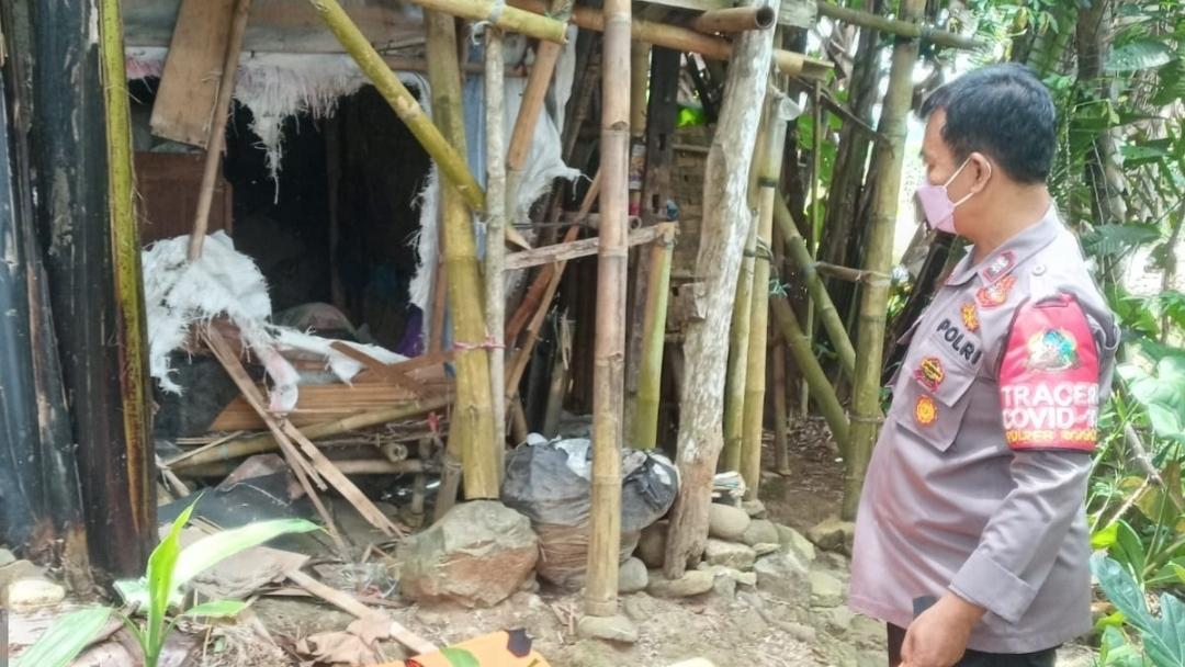 Tinggal Seorang Diri Sejak Lama, Husen Ditemukan Warga membusuk di Dalam Gubuk Reotnya