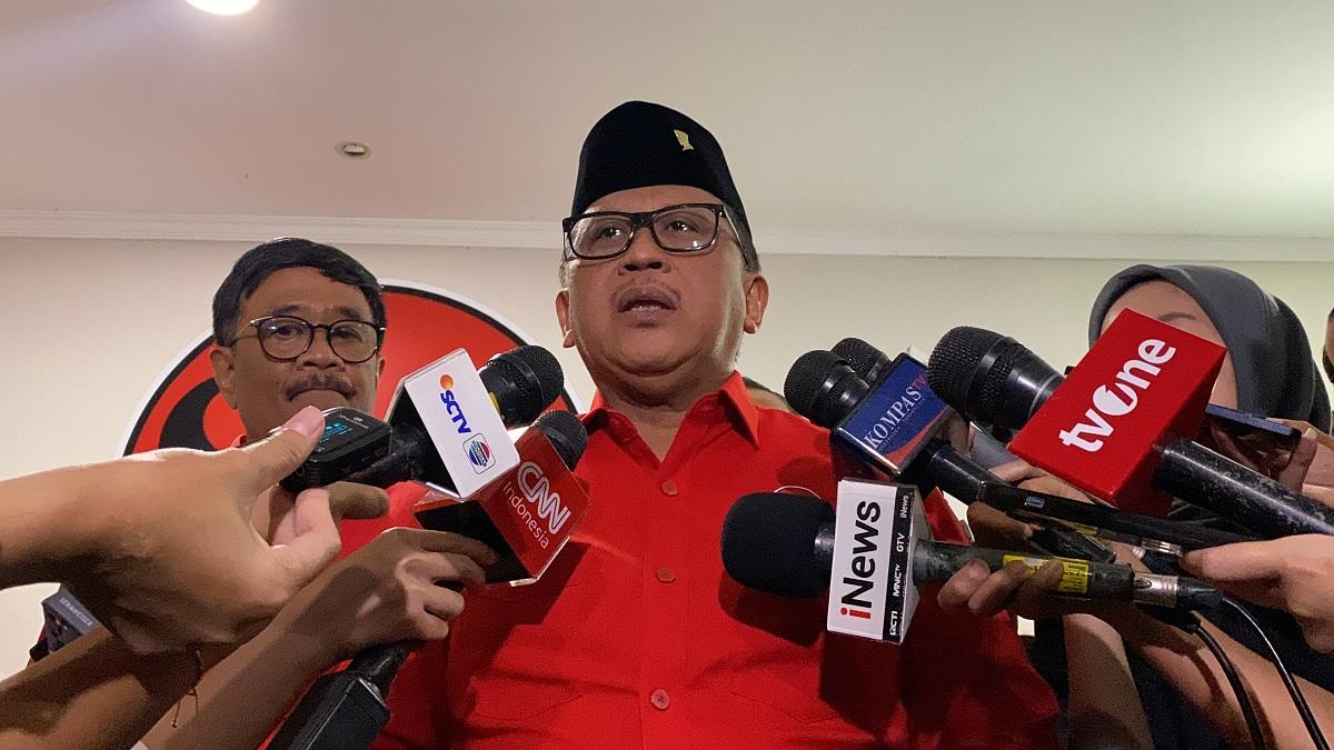Hasto-Kristiyanto-saat-ditemui-usai-acara-pembekalan-para-kepala-daerah.jpg