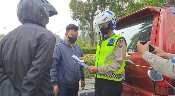 Husniawan-pengendara-sepeda-motor-kena-tilang-lantaran-sepeda-motornya-tak-lolos-uji-emisi.jpg