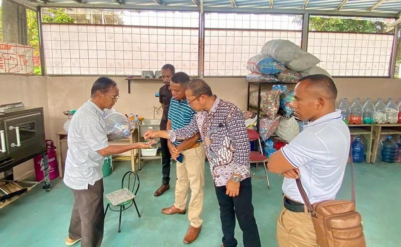 Jajaran-Pemerintah-Timor-Leste-mengunjungi-Bank-Sampah-Annisa-di-Sukmajaya-Kota-Depok.jpg