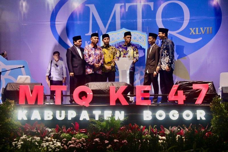 Jaro-Ade-ketiga-dari-kiri-menutup-kegiatan-MTQ-tingkat-Kabupaten-Bogor.jpg
