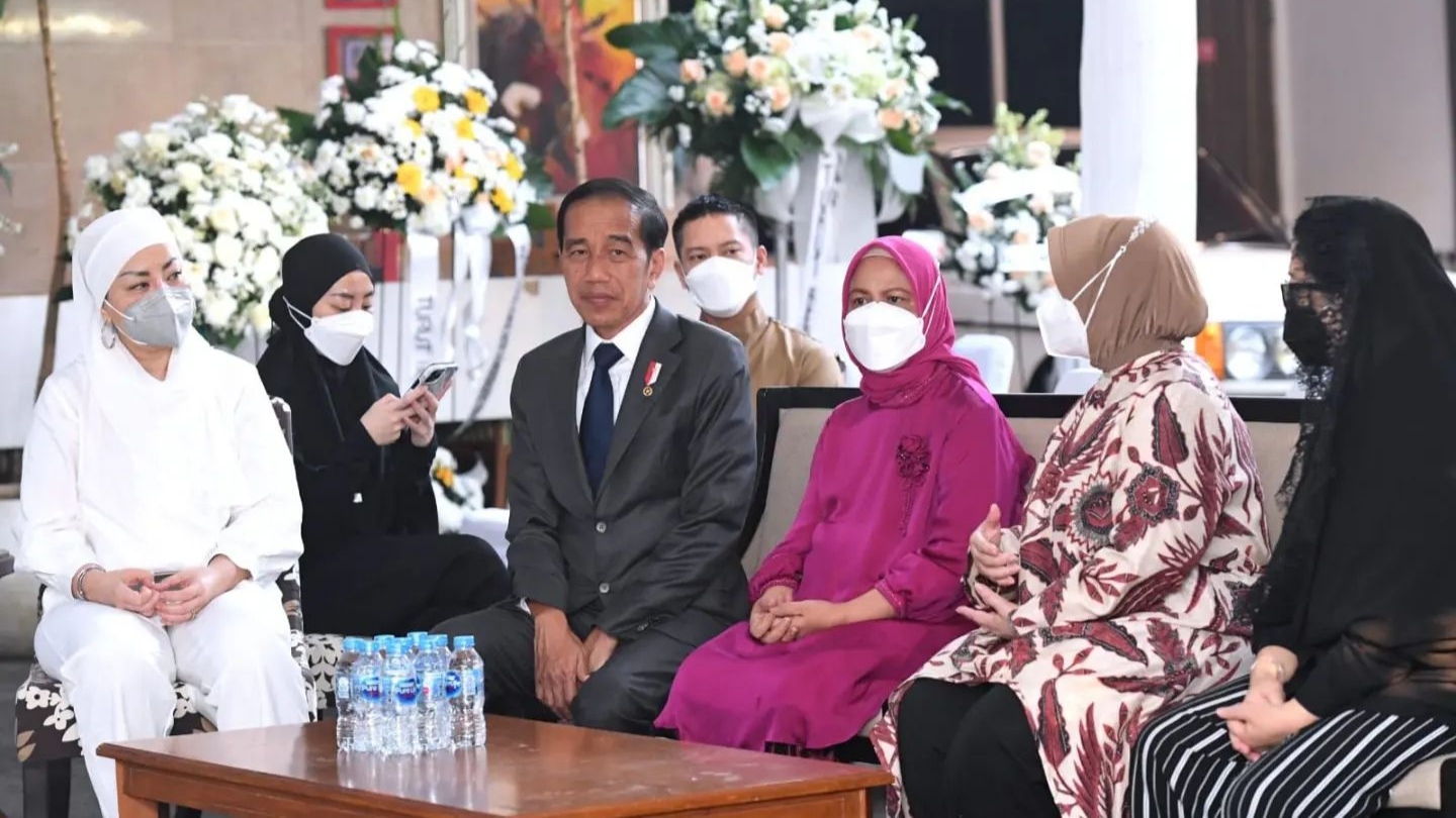 Tiba di Tanah Air, Presiden Jokowi dan Istri Langsung Takziah ke Rumah Tjahjo Kumolo