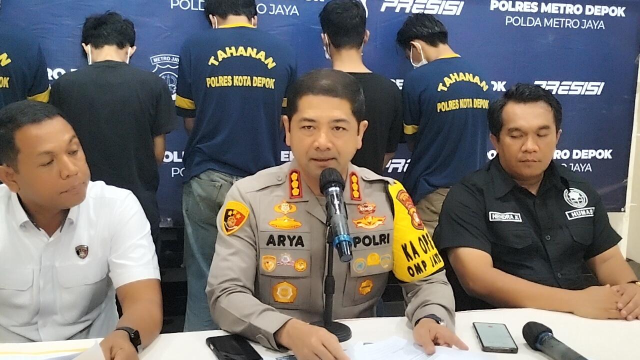 Kapolres-Metro-Depok-Kombes-Pol-Arya-Perdana-mengungkap-kasus-judi-online.jpg
