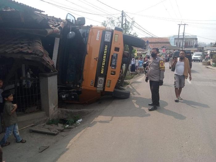 Kecelakaan-lalu-lintas-melibatkan-sebuah-mobil-dump-truck-diJalan-Raya-Prada-Samlawi.jpg