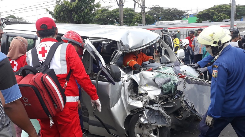 Tabrak Truk Bermuatan Kelapa, Seorang Pengemudi Mobil Grand Max Terjepit