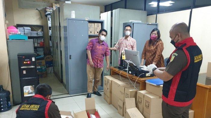 Kejaksaan-Tinggi-DKI-Jakarta-menggeledah-kantor-Kepala-Dinas-Pertamanan-dan-Hutan-Kota-DKI-Jakarta.jpg