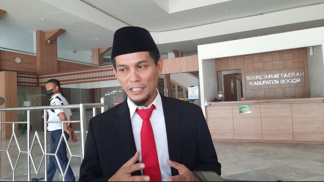 Ketua-Bawaslu-Kabupaten-Bogor-Irvan-Firman-syah-usai-melantik-120-Panitia-Pengawas-Pemilu.jpg