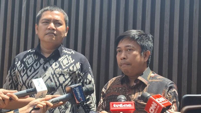Ketua-KPUD-Wahyu-Dinata-Kiri-dan-Komisioner-KPU-Dody-Wijaya-kanan.jpg