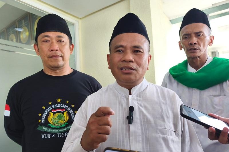 Xotinlar yuzlariga urchishadi Yalangoch ayollar bilan filmlarni tomosha qiling